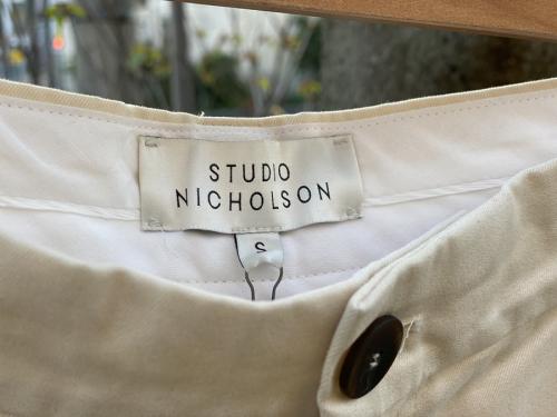 スタジオニコルソンのピーチドコットンツイルワイドチノパンツ
