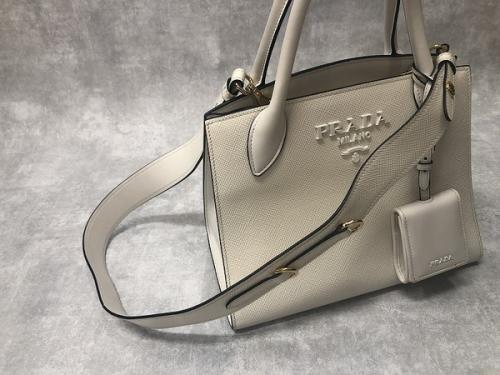 プラダのサフィアーノモノクロームハンドバッグ