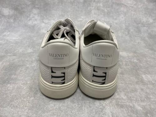 ヴァレンティノガラヴァーニのVLTNロゴデザインスニーカー
