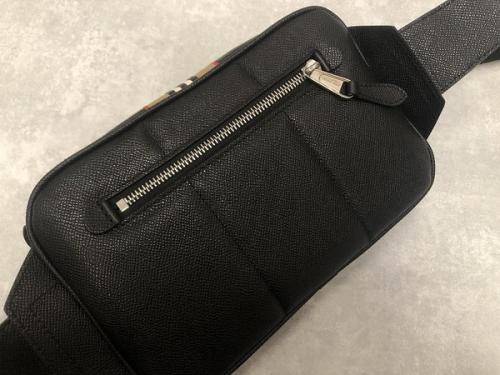 バーバリーのアイコンストライプベルトバッグ
