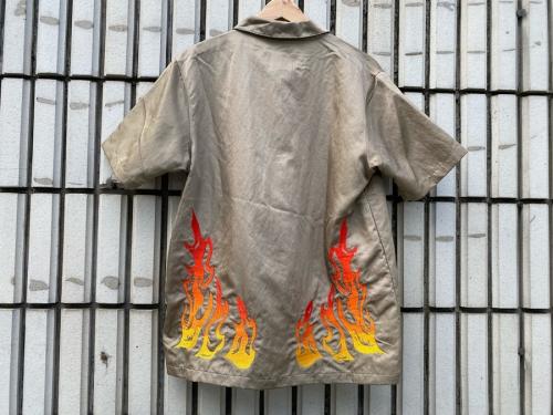 ジョーダン×トラヴィススコットのボタンダウントップ