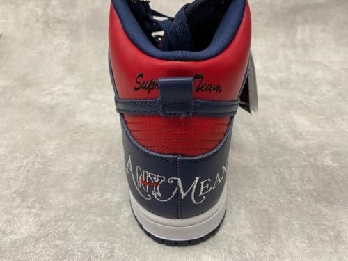 シュプリーム × ナイキのSBダンクハイバイエニーミーンズ