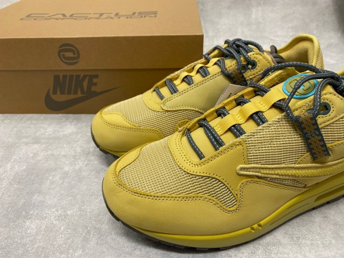 スニーカーのNIKE × TRAVIS SCOTT