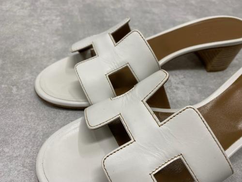 エルメスのオアジスレザーHロゴサンダル