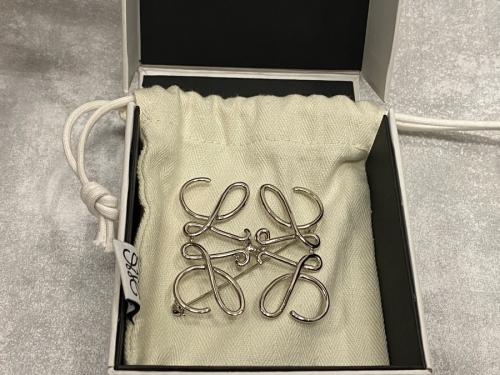 ロエベのアナグラム ブローチ