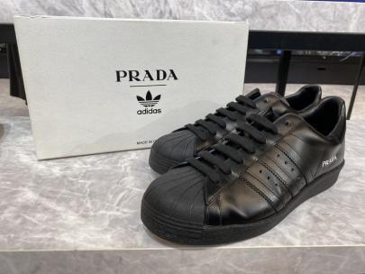 「スニーカーのadidas × PRADA 」