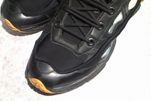 アディダス×ラフシモンズのOZWEEGO