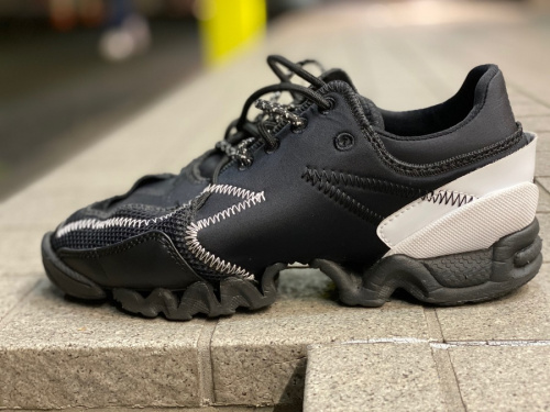 ワイスリーのスニーカー