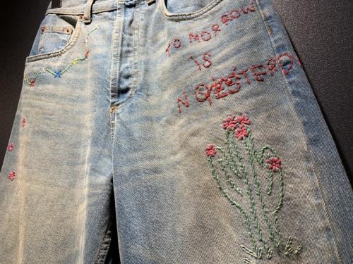 グッチのエンブロイダリークロップドデニムパンツ