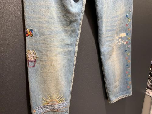 エンブロイダリークロップドデニムパンツのレディース