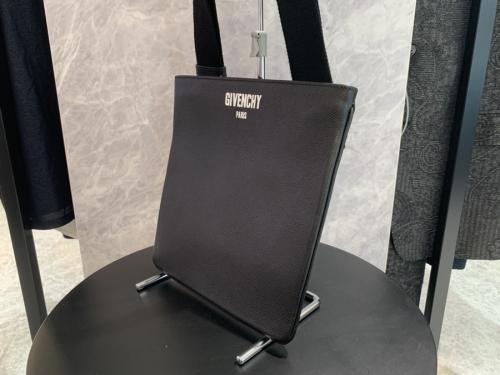 ロゴショルダーバッグの目黒