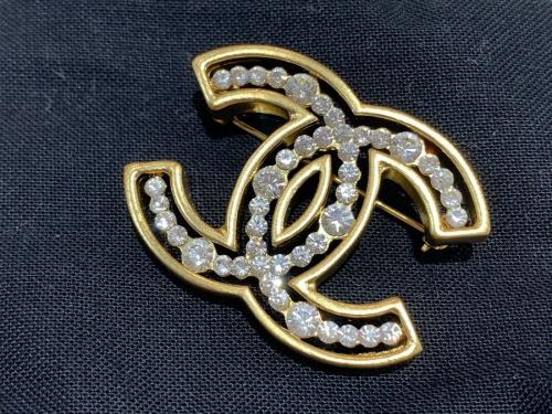 シャネルのココマークラインストーンブローチ