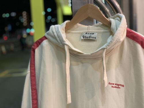 アクネストゥディオズのLOGO EMBROIDERED HOODIE