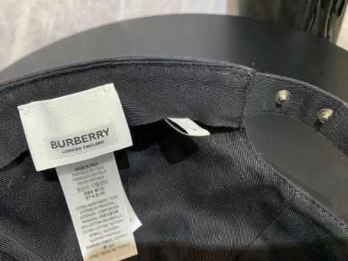 バーバリーのTBモノグラムキャップ