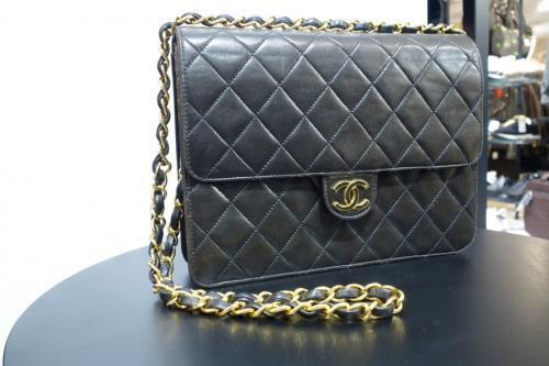 シャネルのチェーンショルダーバッグ