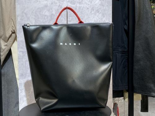 マルニのコーティングPVCトートバッグ