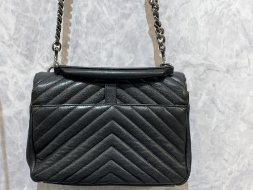 サンローランパリのVステッチモノグラムロゴショルダーバッグ