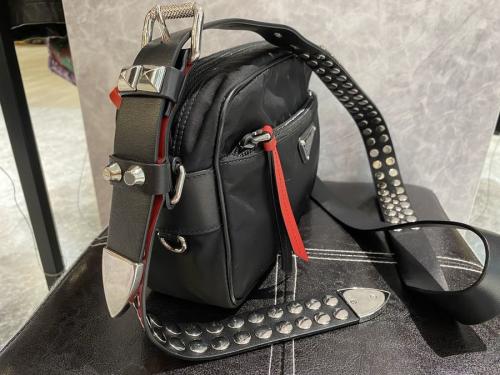 プラダのNew Vela スタッズ ナイロンショルダーバッグ