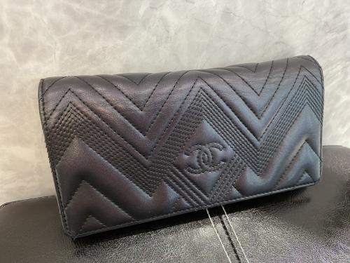 シャネルのココマークVステッチロングウォレット