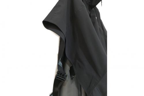 ハイク x アディダスのマウンテンポンチョ