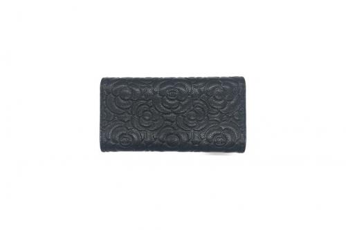 シャネルのココマークキャビアスキンカメリアウォレット