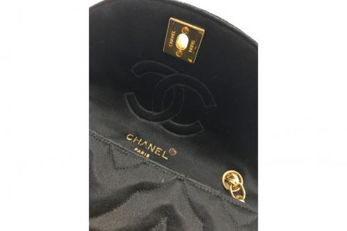 CHANELショルダーバッグ　CHANELココマーク　CHANELチェーンショルダー　CHANELサテン