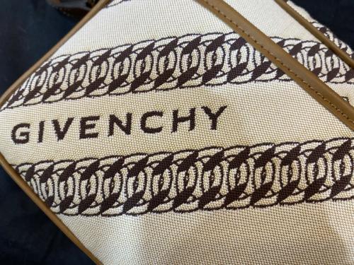 ジバンシーのBond Camera Bag