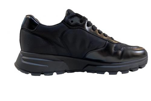 プラダのPRAX01 Re-Nylonトライアングル ロゴ ブラッシュドレザー スニーカー