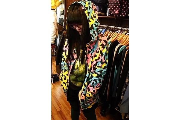 きゃりーぱみゅぱみゅ着用ブランドgalaxxxy ギャラクシー より ビビッドカジュアルなパーカーとワンピースのご紹介です 12 12 22発行