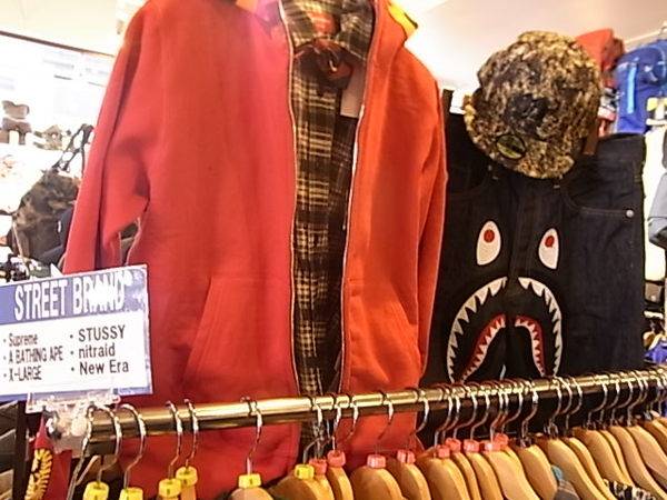 トレファクスタイル橋本店のストリートブランドコーナーからA BATHING