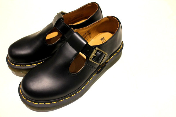 Dr.Martens/ドクタマーチン】ストラップ仕様のレザーシューズの