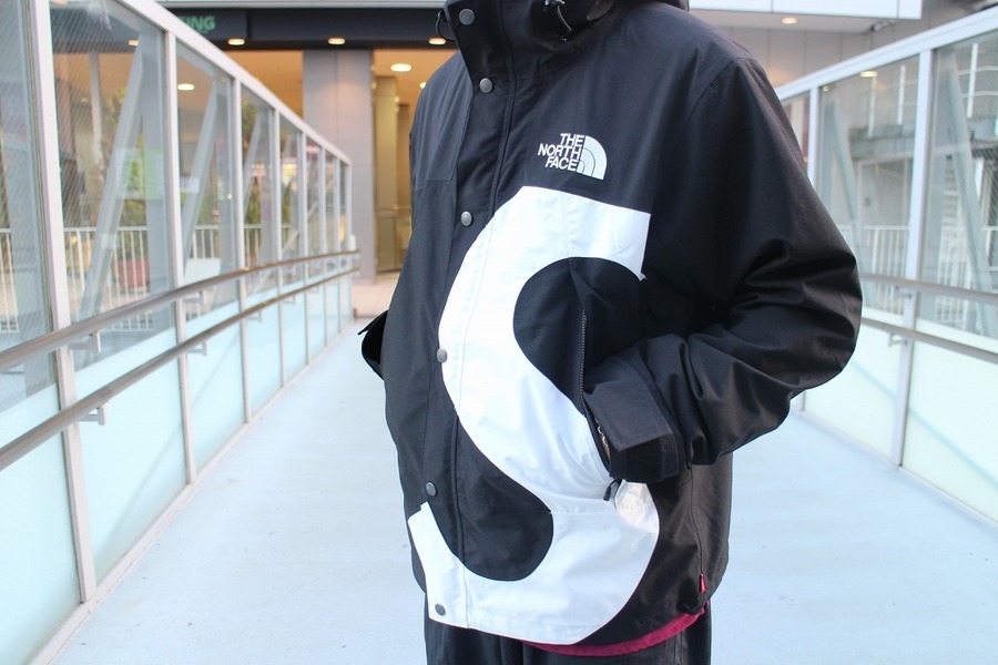 シュプリーム　黒s SUPREME S Logo Mountain Jacket