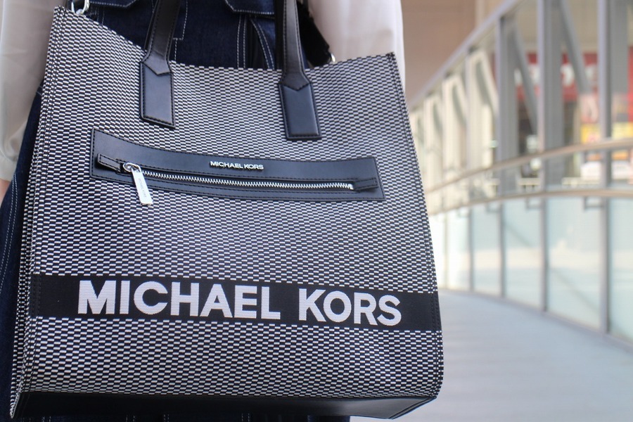 新品超激安】 Michael Kors マイケルコース ロゴ チェーン トートバッグ レディース の通販 by バイセル  ラクマ店｜マイケルコースならラクマ