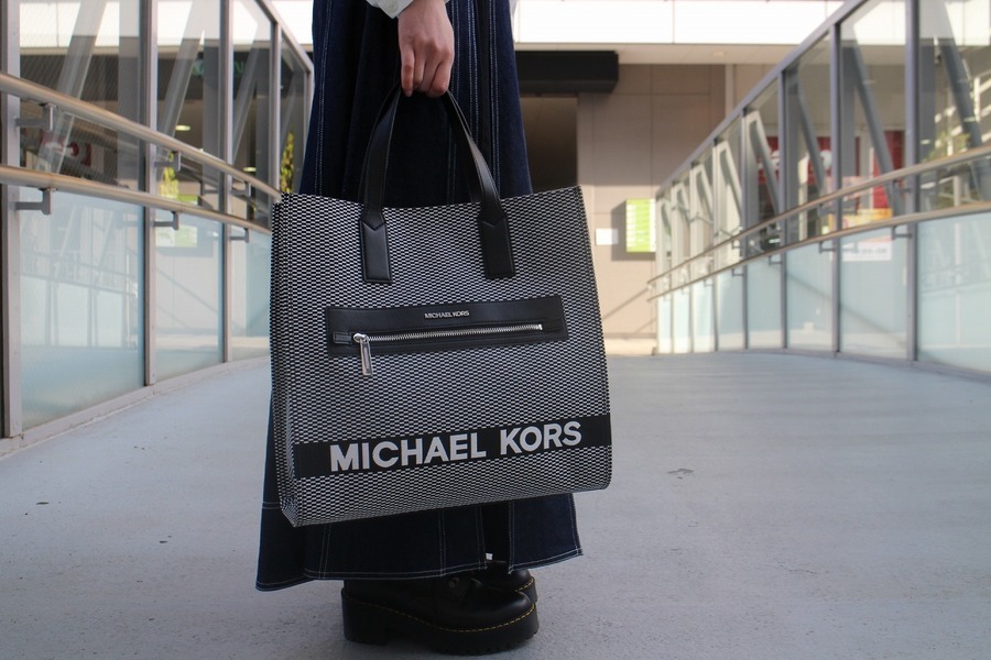 MICHAEL KORS/マイケルコース】よりロゴトートバッグ(35F0SY9T3J)が