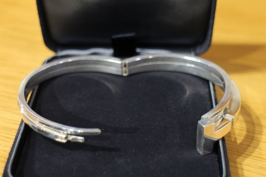 Tiffany & Co/ティファニー】よりTスクエアラップブレスレット