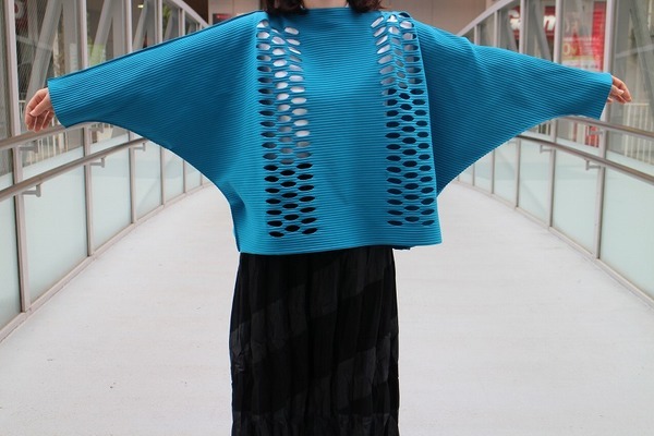 me ISSEY MIYAKE/ミー イッセイミヤケ】よりカットワークカットソー