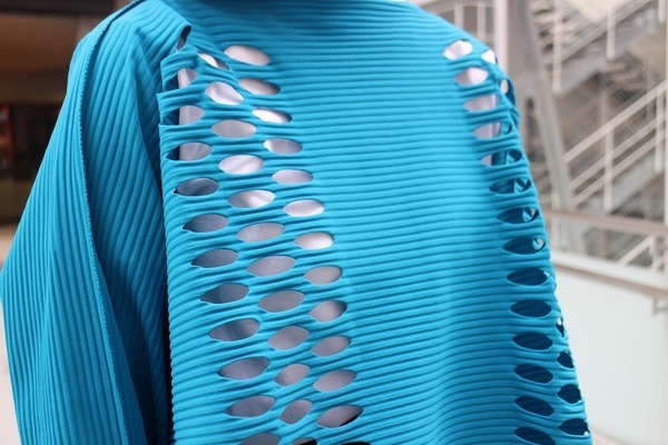 me ISSEY MIYAKE/ミー イッセイミヤケ】よりカットワークカットソー