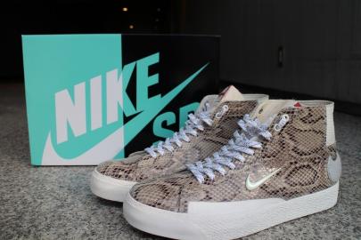 「スニーカーのNIKE SB×SOULLAND 」