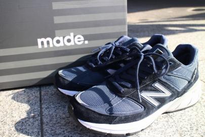 「スニーカーのNEW BALANCE 」