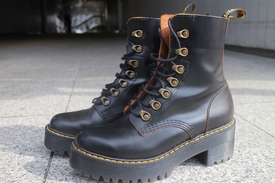 Dr.Martens/ト゛クターマーチン】より7フックブーツ（LEONA）が
