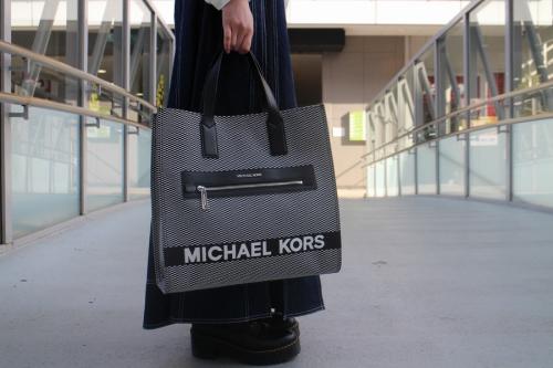 MICHAEL KORS/マイケルコース】よりロゴトートバッグ