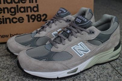 「スニーカーのNEW BALANCE 」