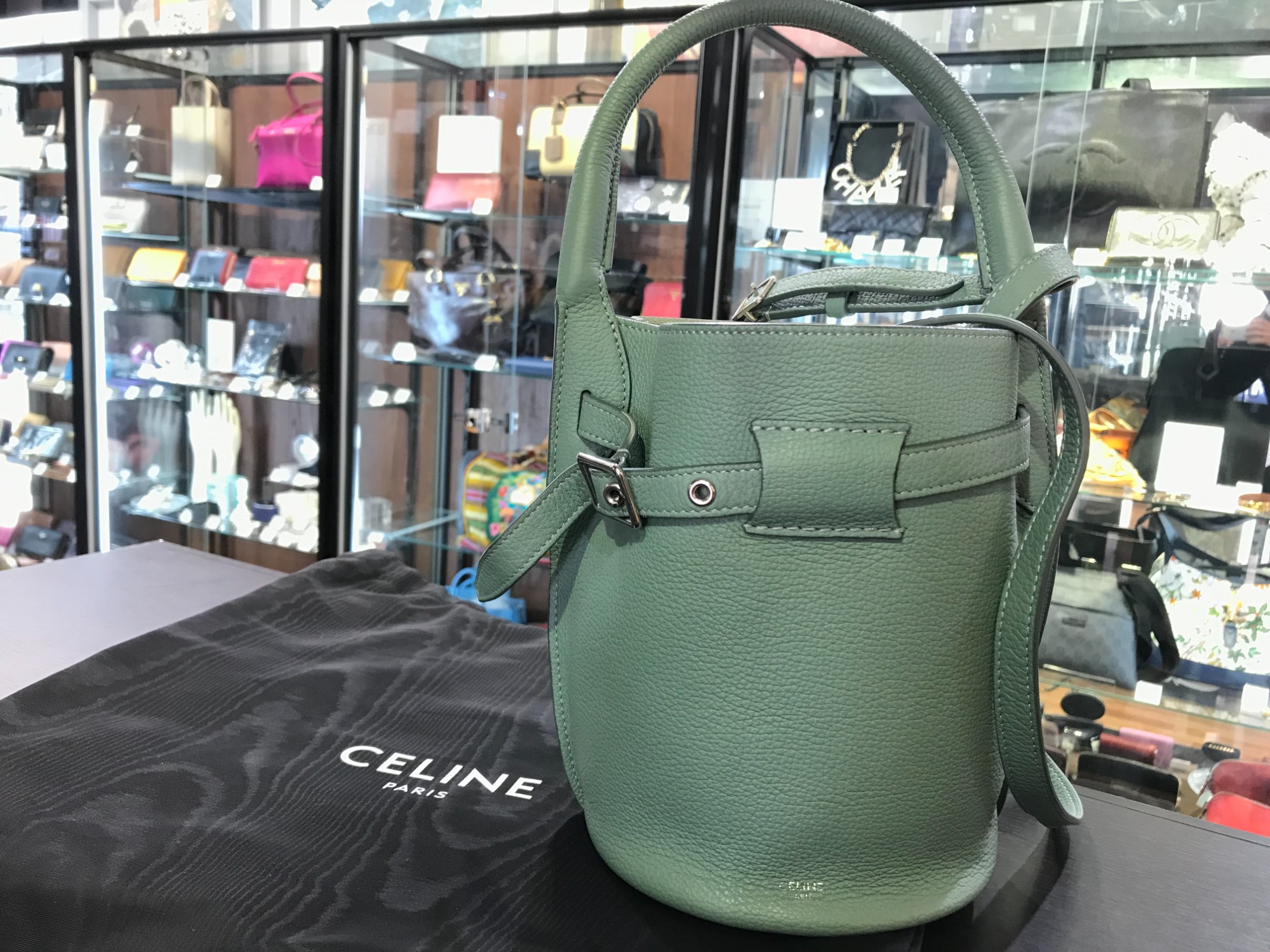 CELINEのハンドバッグです。