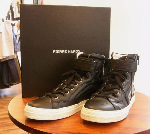 ピエールアルディのスニーカー