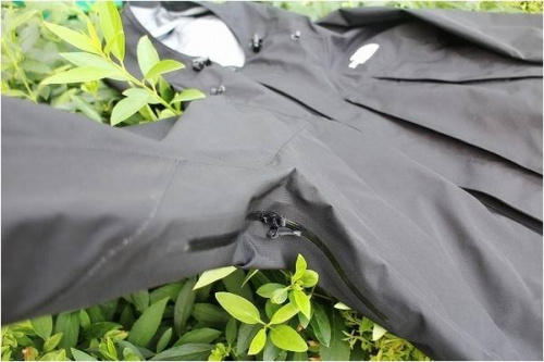 アウトドアのパーカー