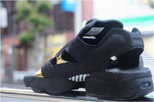 ポンプフューリーのサンダル