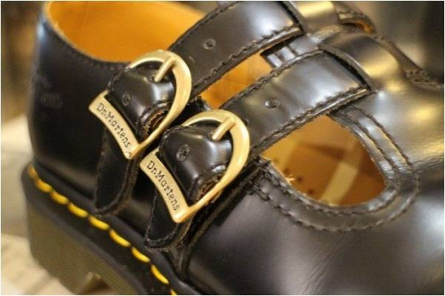 ドクターマーチンのストラップサンダル