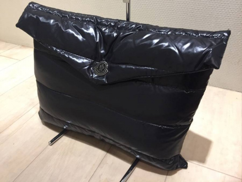 クラッチバッグのダウン