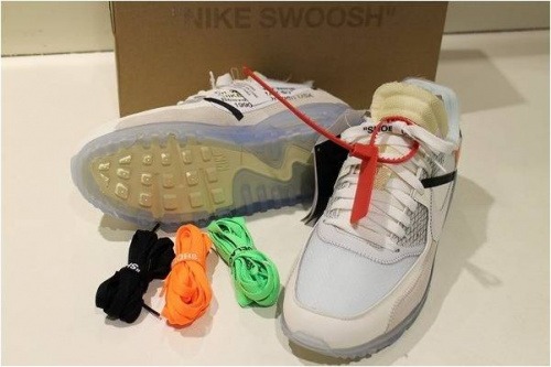 オフホワイトのNIKE