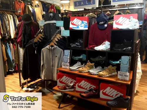 ナイキ　のスニーカー